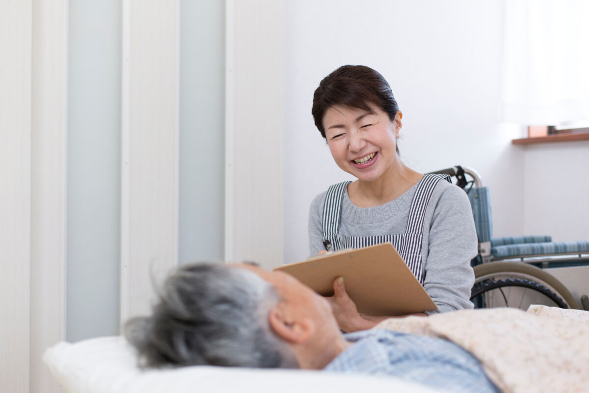 訪問介護で問診と検温をしているようす