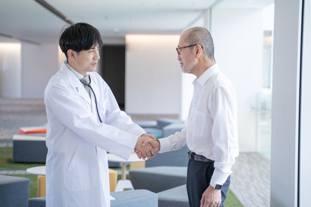 握手する男性医師と患者
