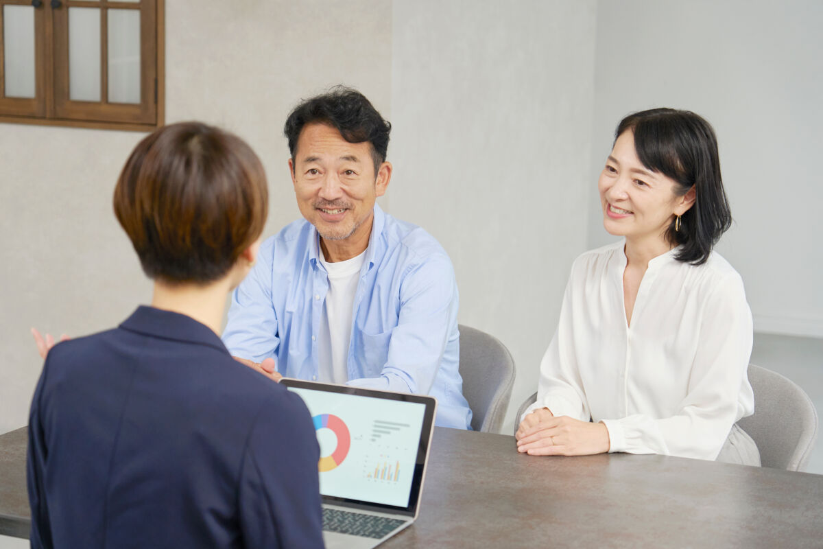 相談員と夫婦が話している