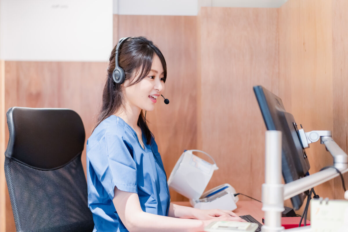 オンライン診療を行う女性医師