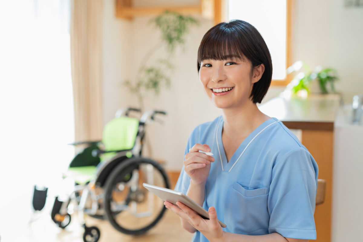 タブレットを使う介護士の女性