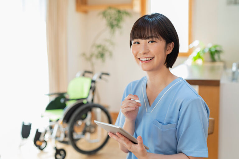 タブレットを使う介護士の女性