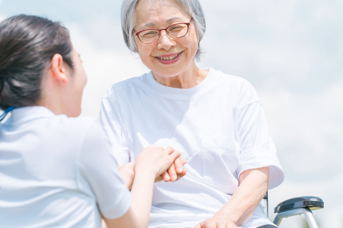 車いすにのる高齢者