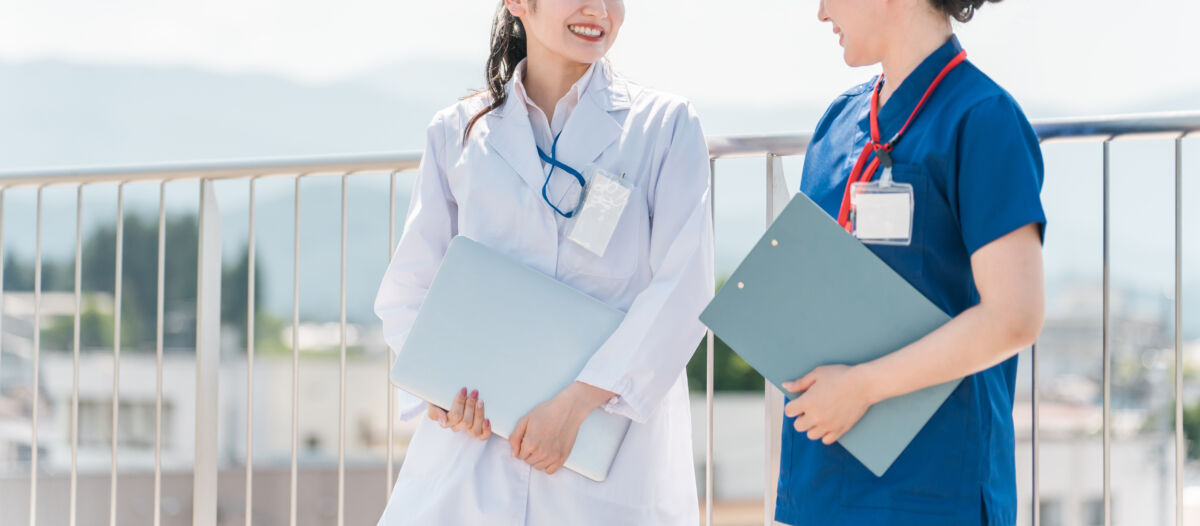 医師と看護師が外で話している
